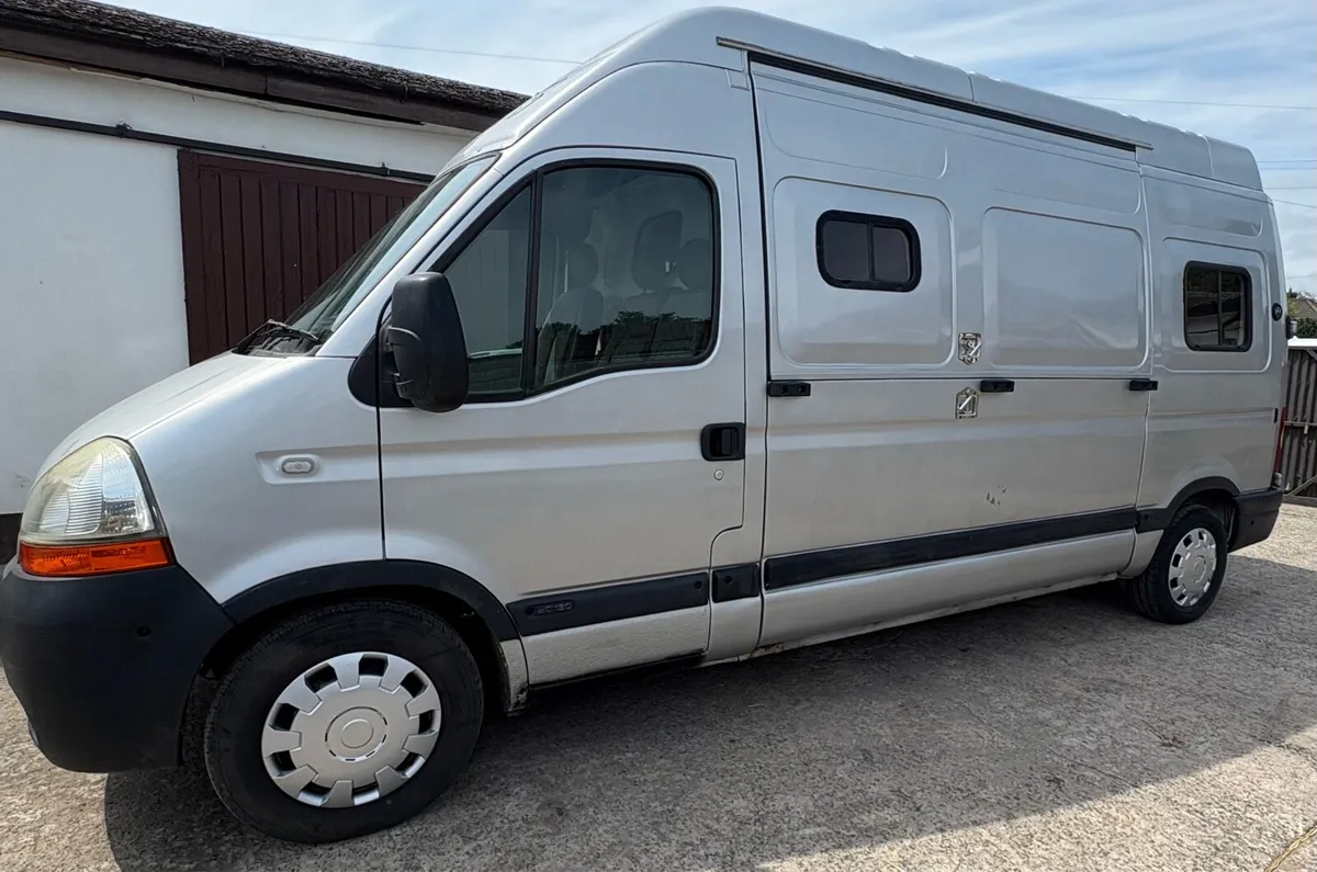 Renault Master 2 Stall Horsebox . - Image 1