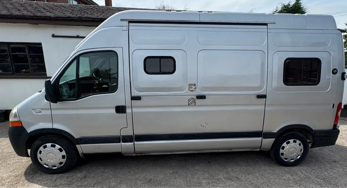 Renault Master 2 Stall Horsebox . - Image 2