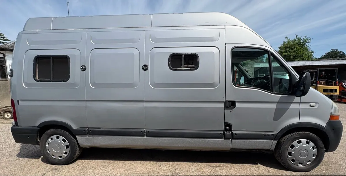 Renault Master 2 Stall Horsebox . - Image 4