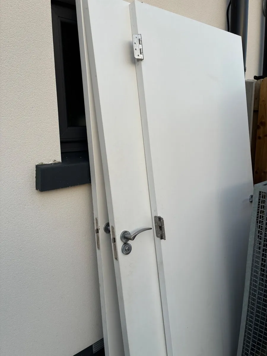 4 solid white internal doors €200 - Image 1