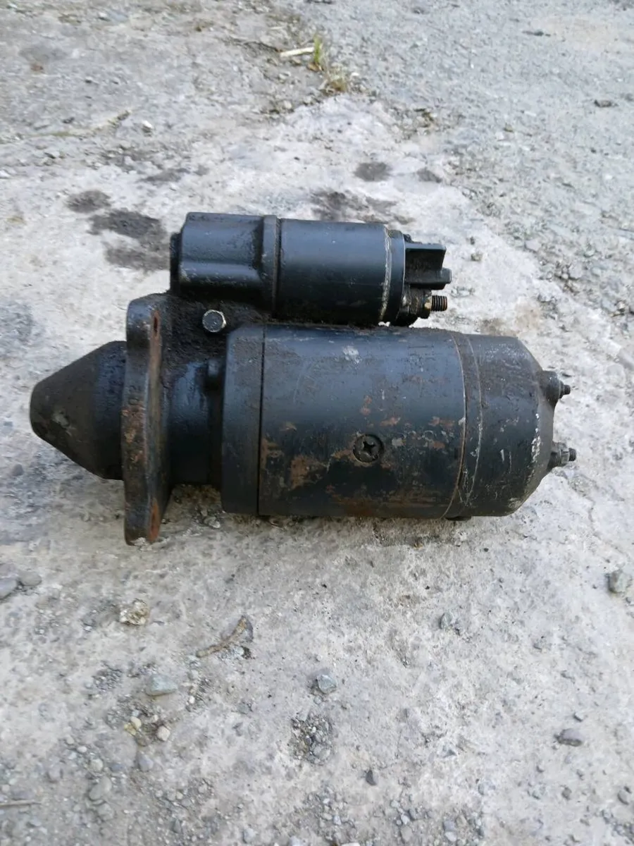 FORD TRACTOR STARTER AND EXHAUST PIPE. - Image 1