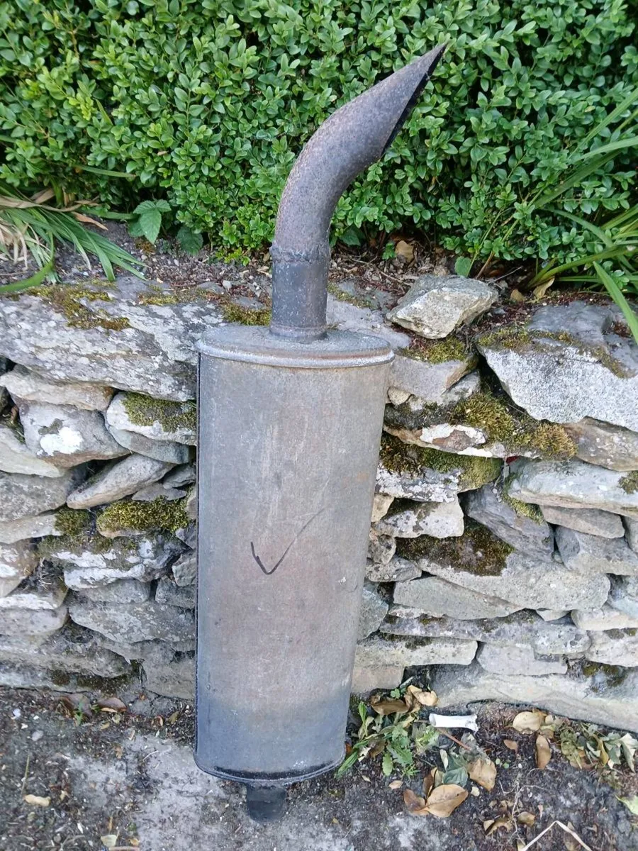 FORD TRACTOR STARTER AND EXHAUST PIPE. - Image 3