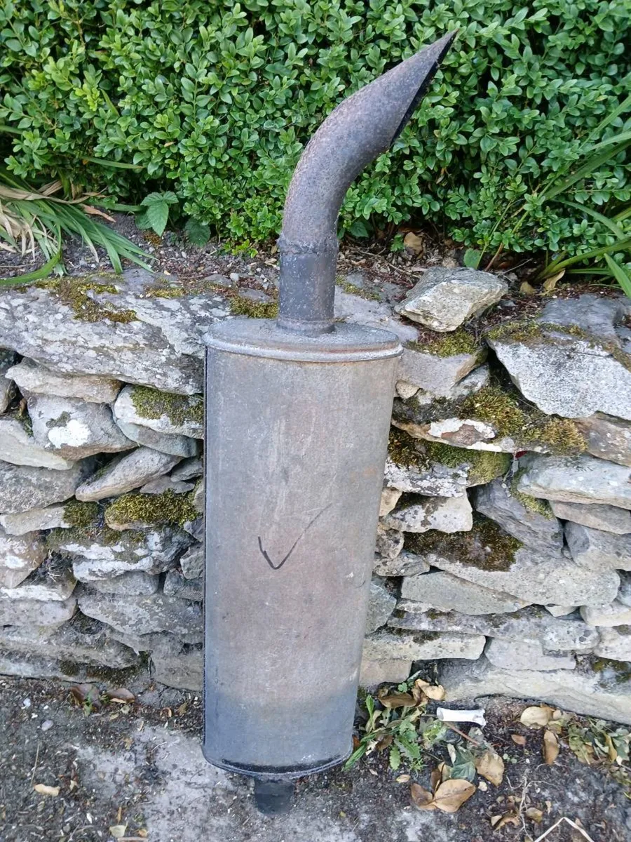 FORD TRACTOR STARTER AND EXHAUST PIPE. - Image 4