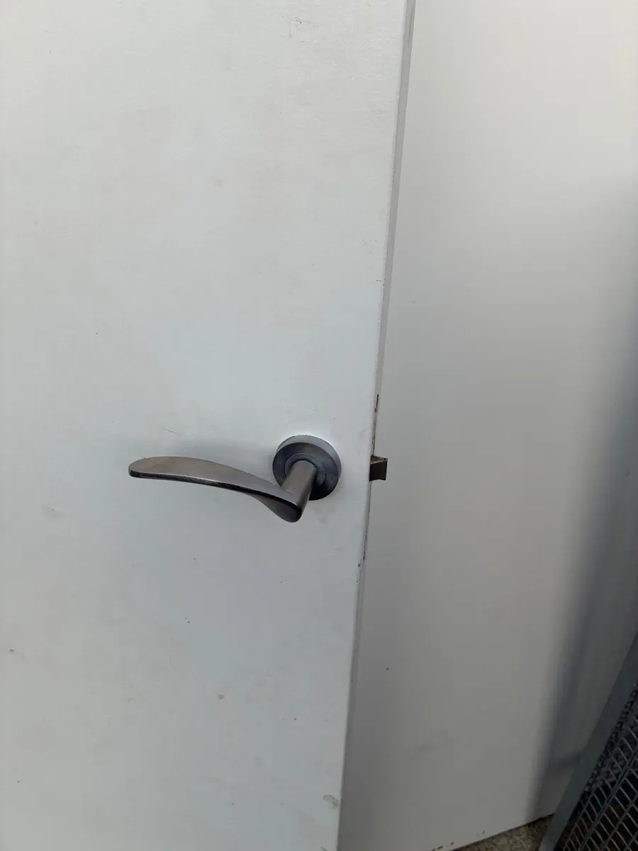4 solid white internal doors €200 - Image 3