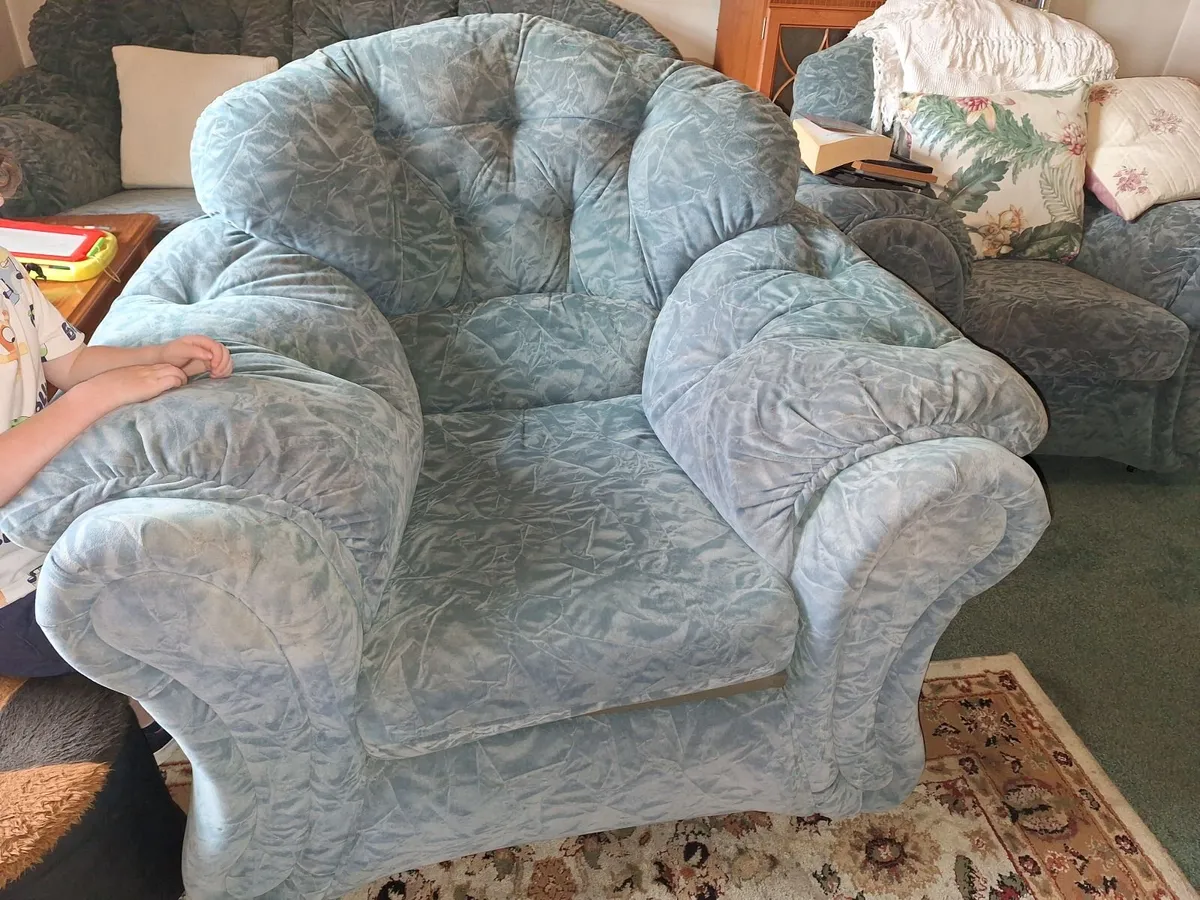 Free to take away; Sofa and two armchairs - Image 4
