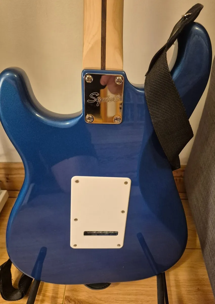 Fender Squier affinity guitar, Amp & kit bag. - Image 3