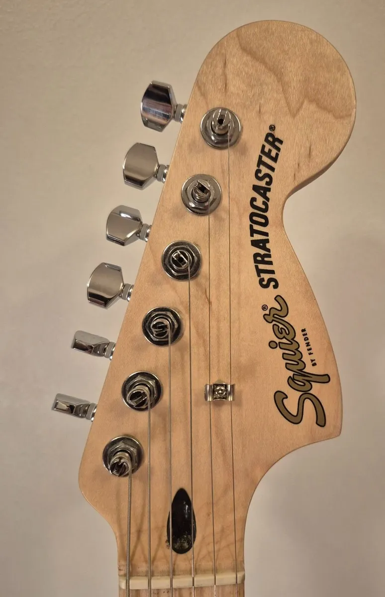 Fender Squier affinity guitar, Amp & kit bag. - Image 4
