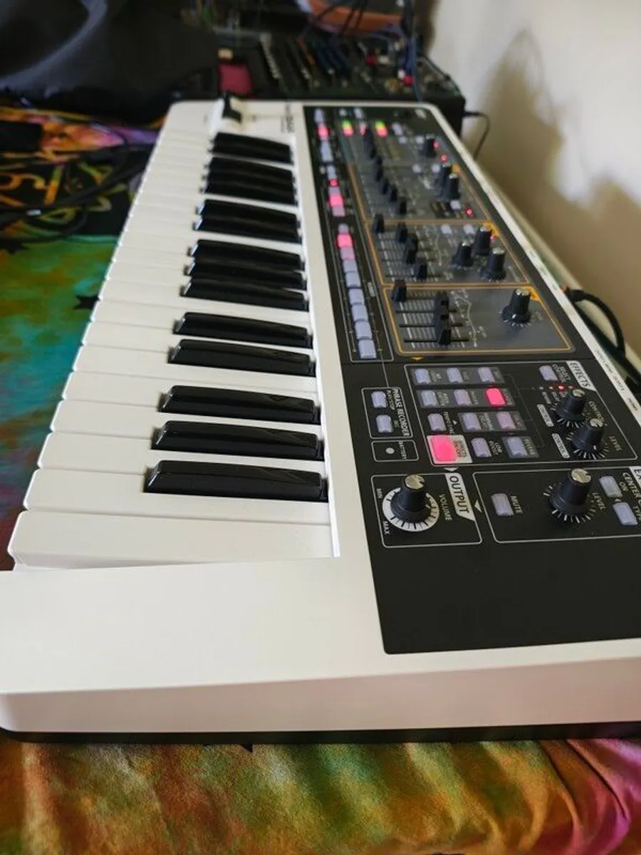 Roland SH 01 Gaia synthesizer like new w/box - Image 1