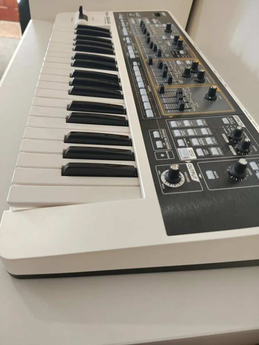 Roland SH 01 Gaia synthesizer like new w/box - Image 2