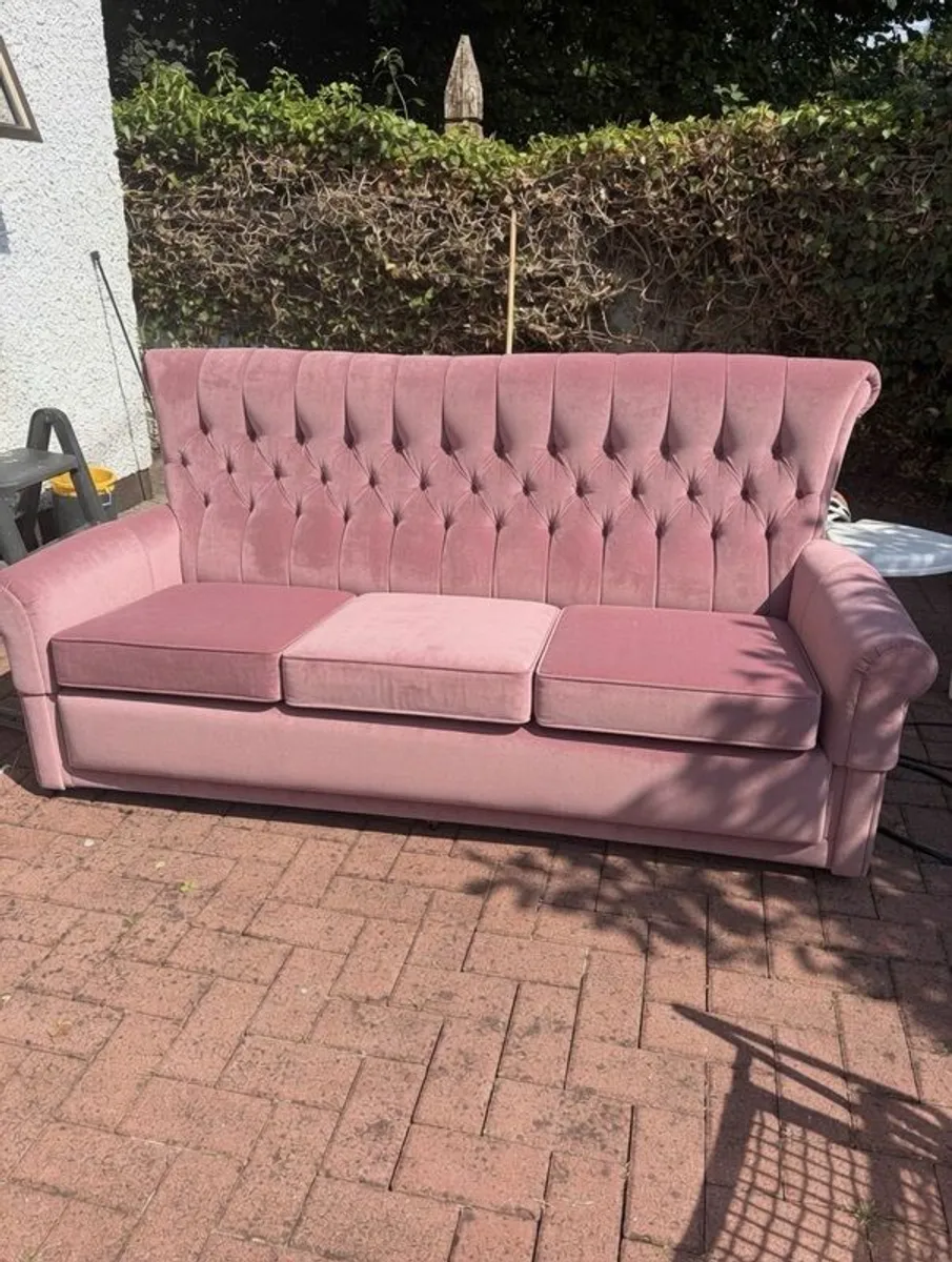 Beautiful Vintage-style Chesterfield Sofa First Come With A Decent Offer Can Take It