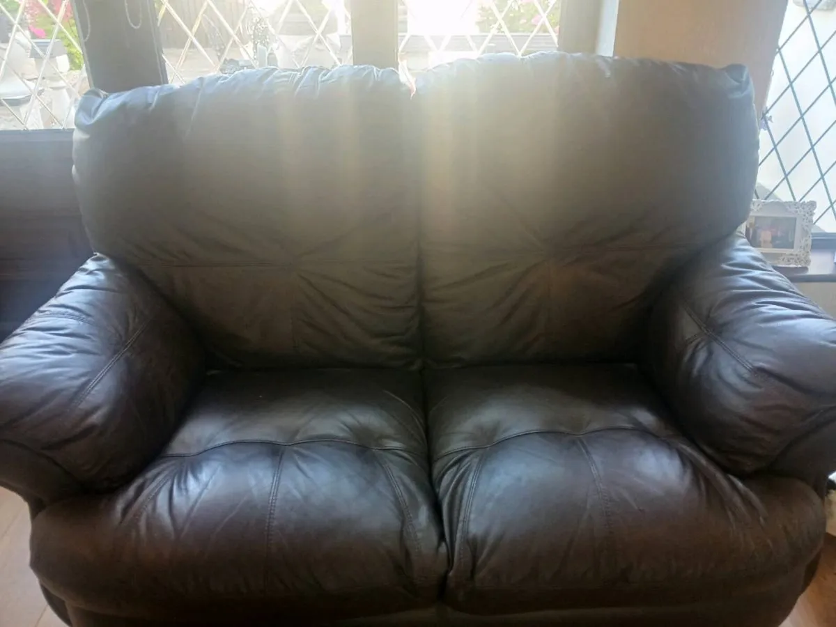 Leather two seater and one recliner chair - Image 4
