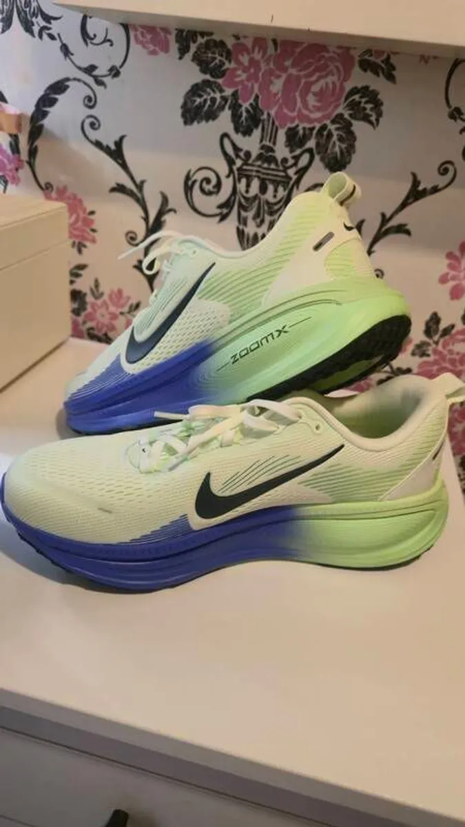 Nike Vomero 18 Mens Road Running Shoes - Image 2