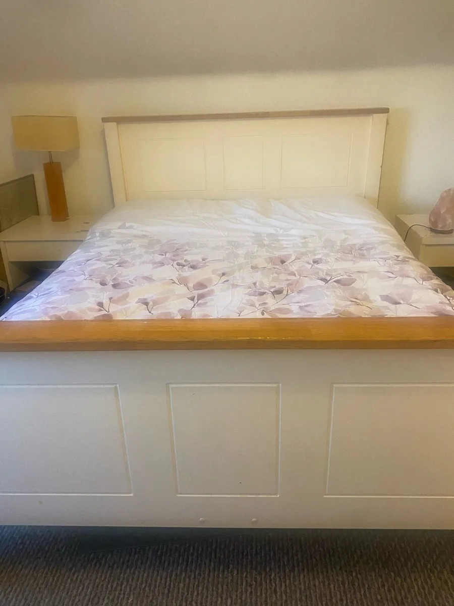 King size bed - Image 1