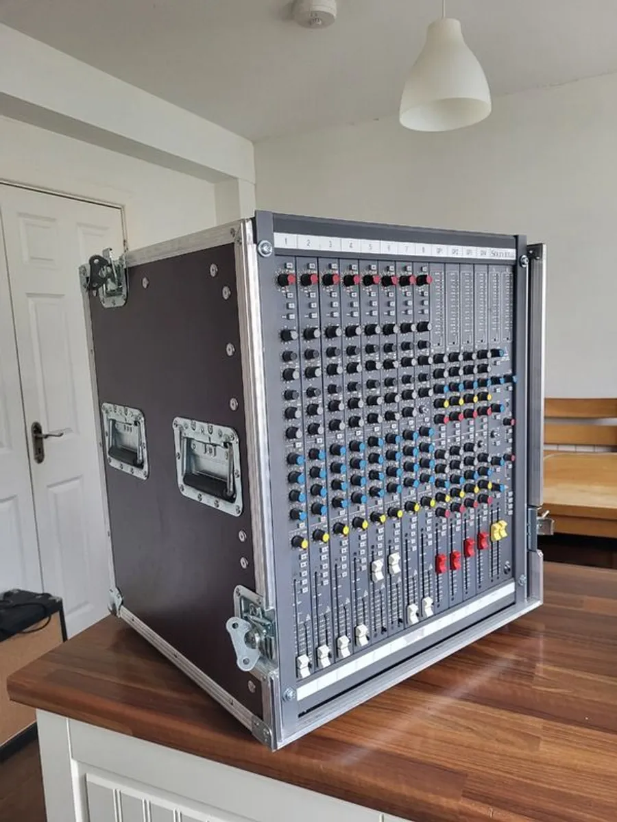 Soundcraft Delta 200 AVE 8 Channel 4-Bus Master Pure Pre-Harman Analog Modular Desk With Case - Image 1