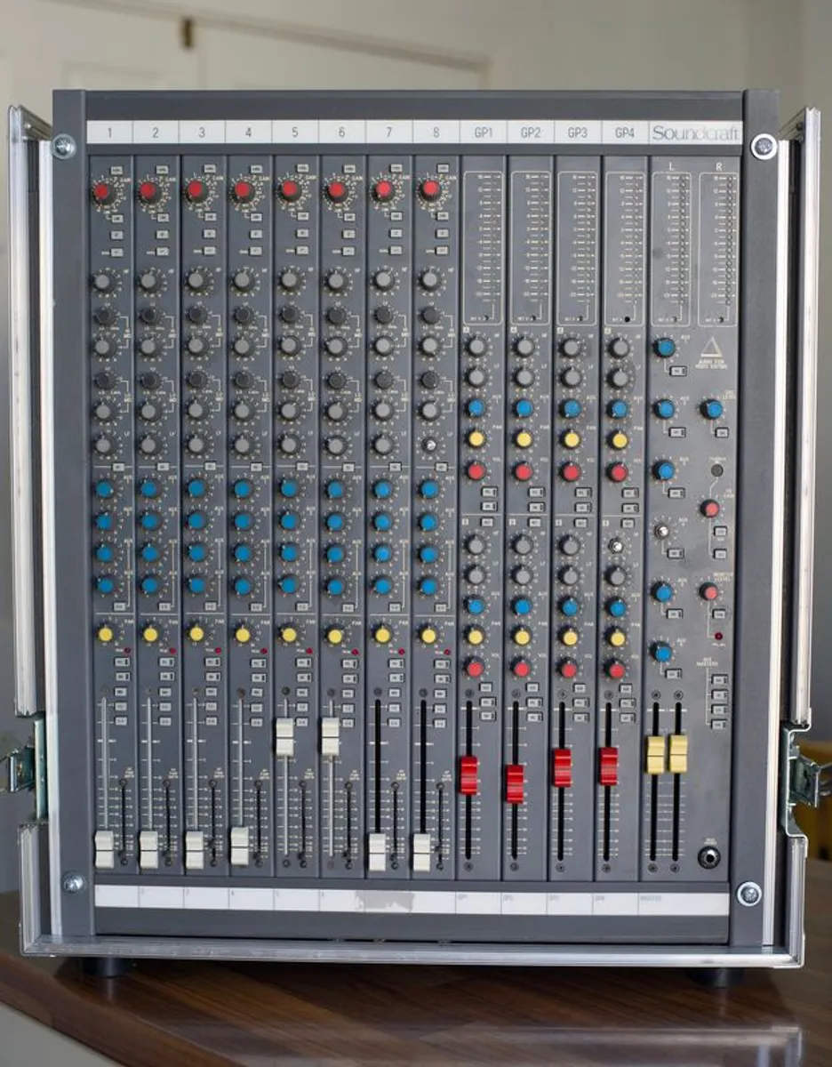 Soundcraft Delta 200 AVE 8 Channel 4-Bus Master Pure Pre-Harman Analog Modular Desk With Case - Image 3
