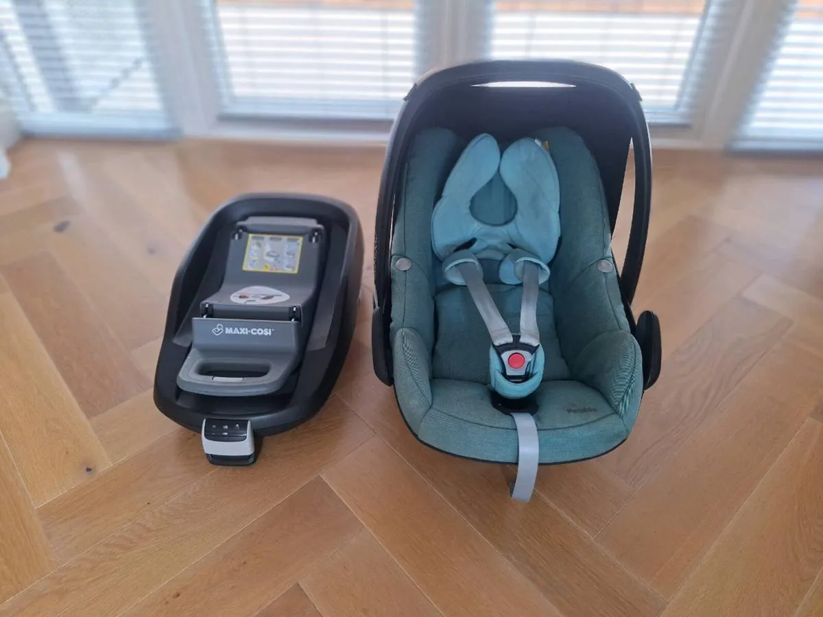 Maxi Cosi Pebble Car Seat with Maxi Cosi Isofix - Image 1