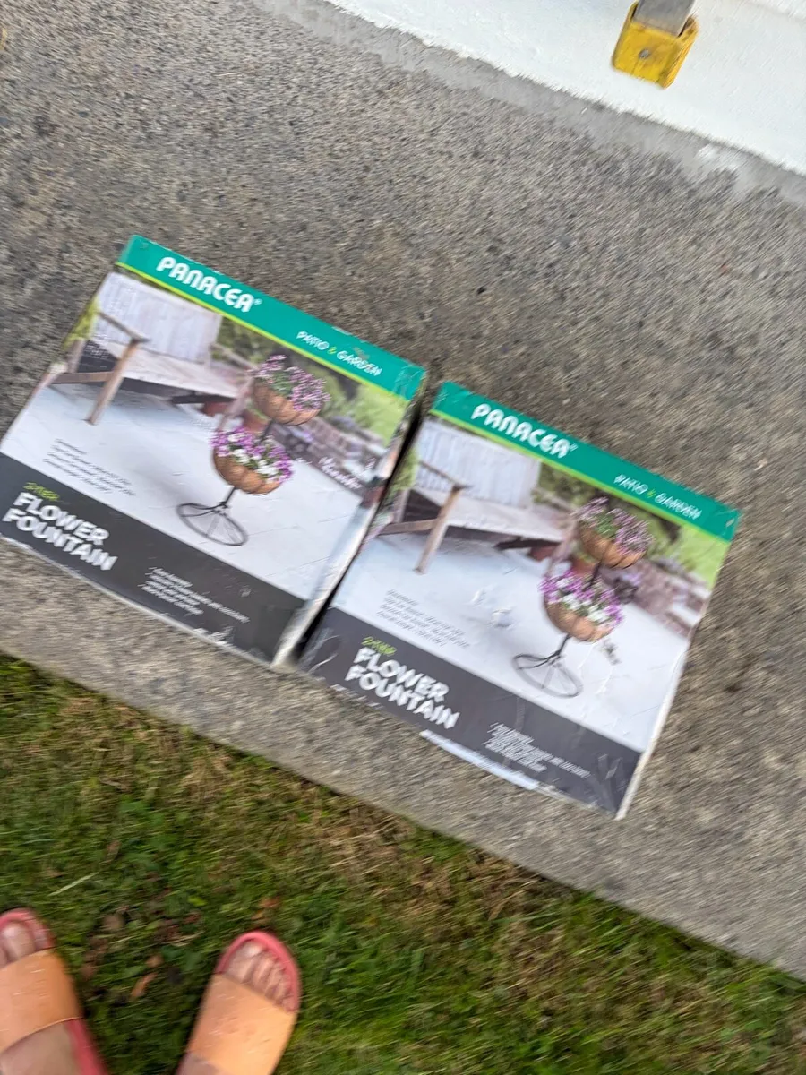 2 x brand new flower pots - Image 1