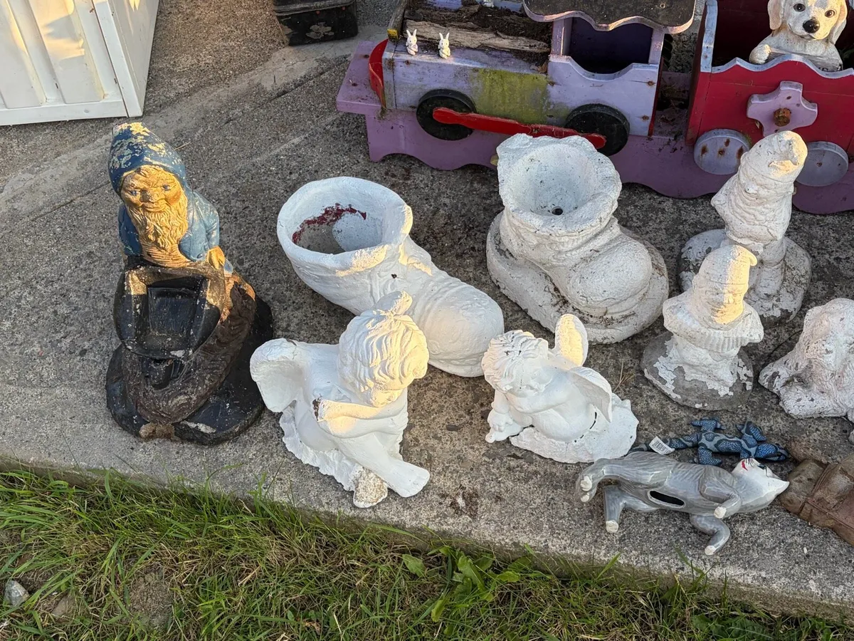 mix of garden statues and pots €50 together - Image 2