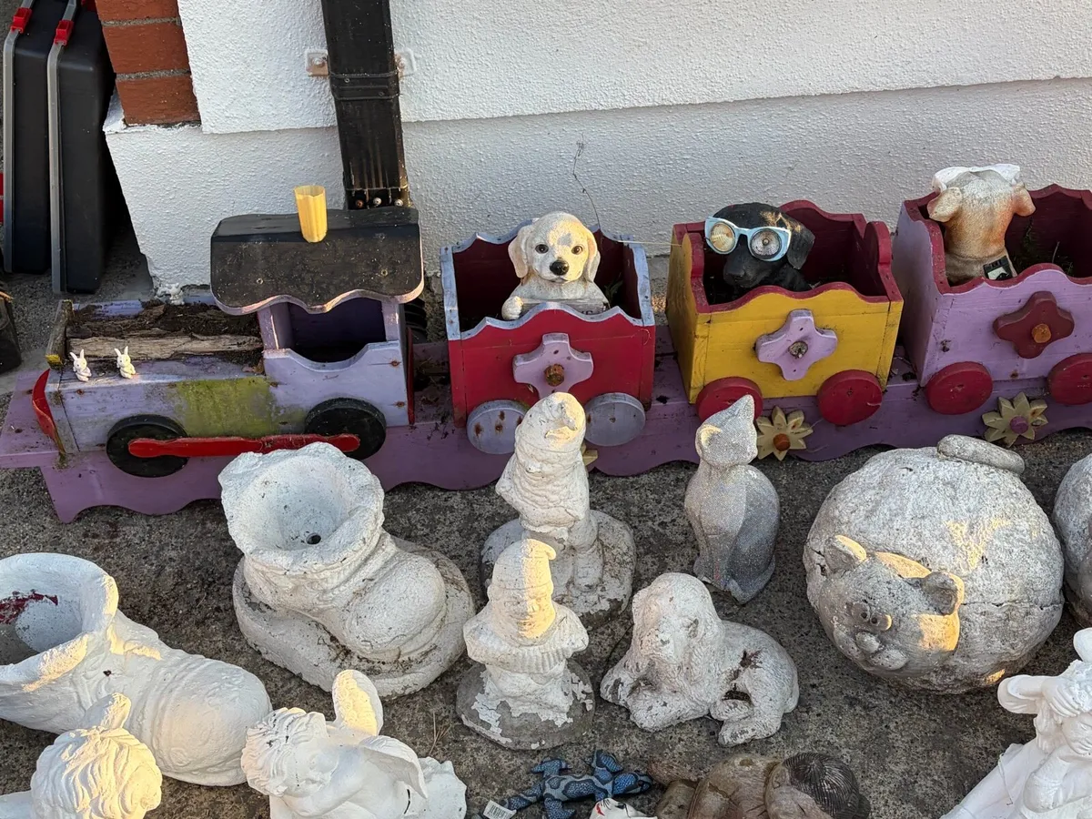 mix of garden statues and pots €50 together - Image 4