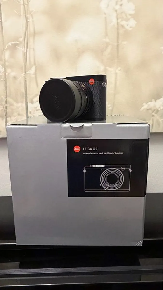 Leica Q2 like new with original accessories - Image 1