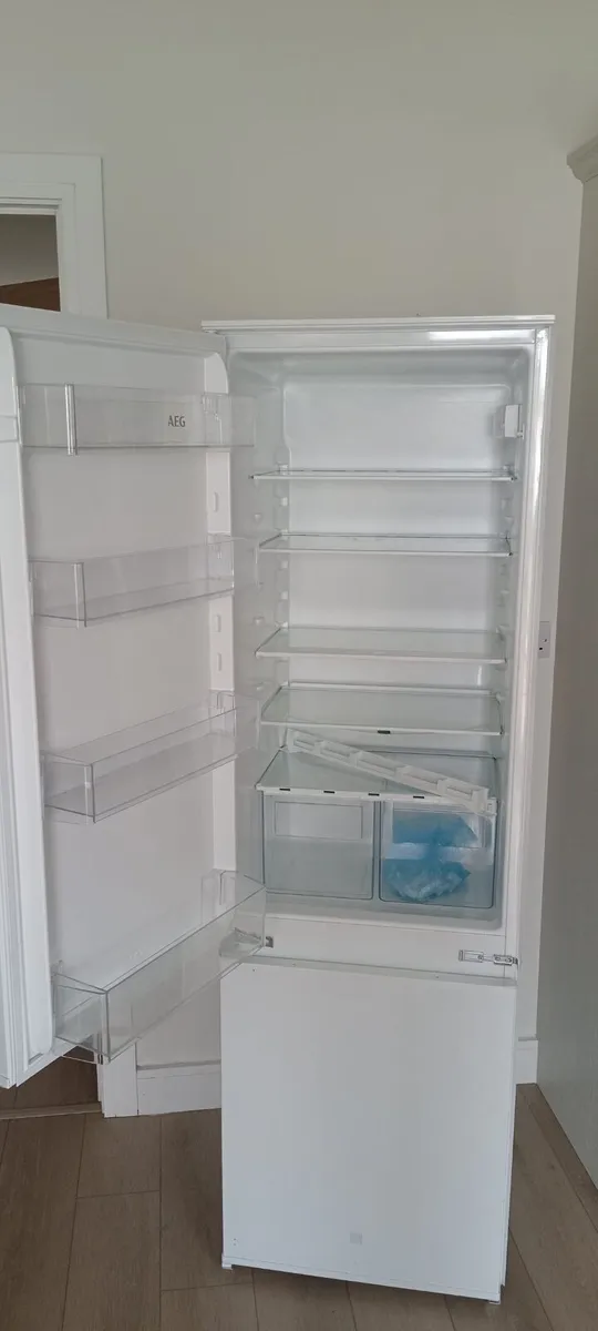 AEG Integrated fridge-freezer - Image 1