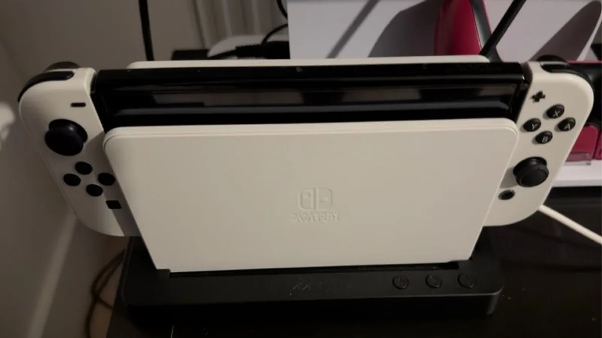 Nintendo Switch OLED Ultimate Bundle Excellent Condition - Image 2