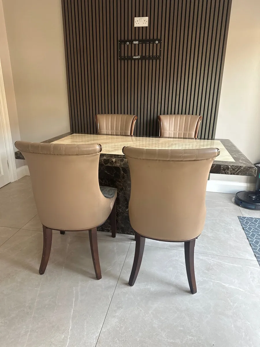 Table and chairs - Image 1