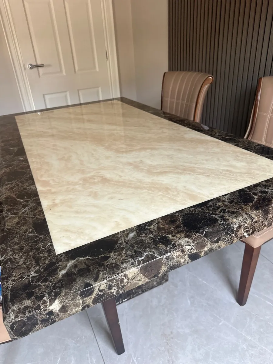 Table and chairs - Image 2