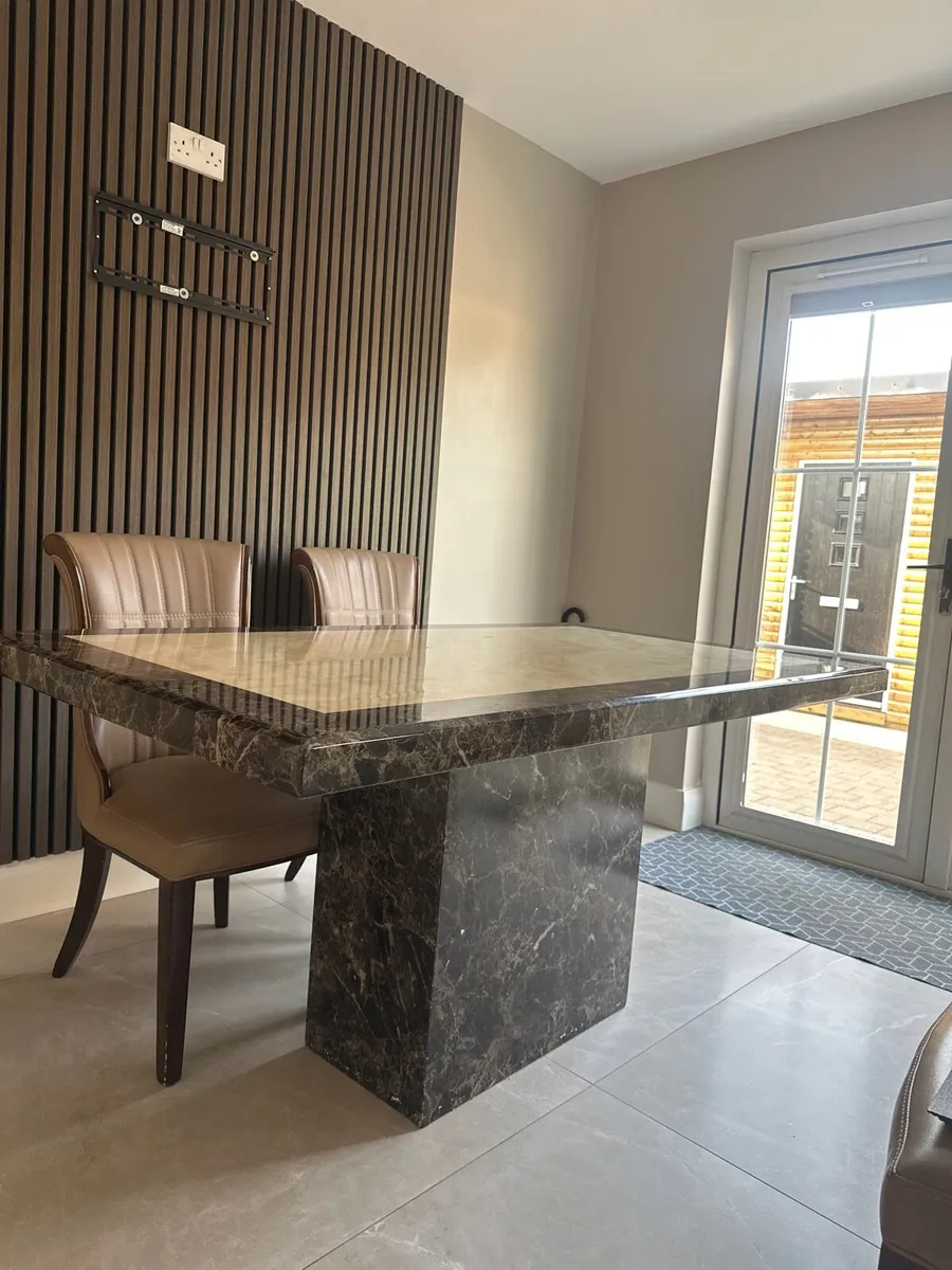 Table and chairs - Image 4