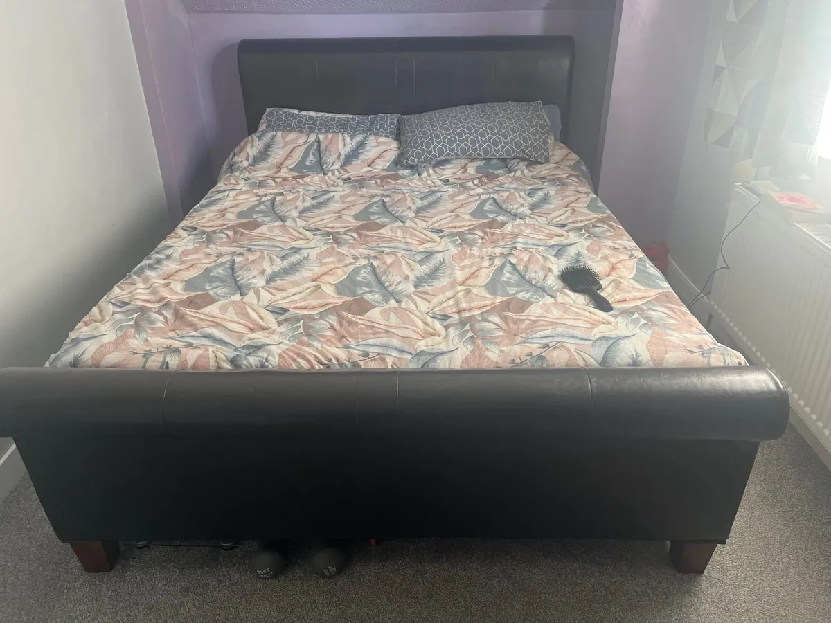 King size bed - Image 1