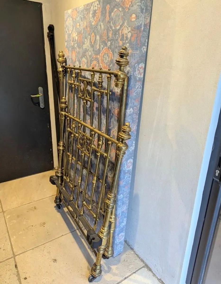 Victorian single brass bed including side rails, base and deep mattress - Image 1