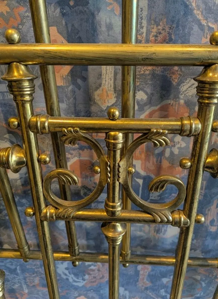 Victorian single brass bed including side rails, base and deep mattress - Image 2
