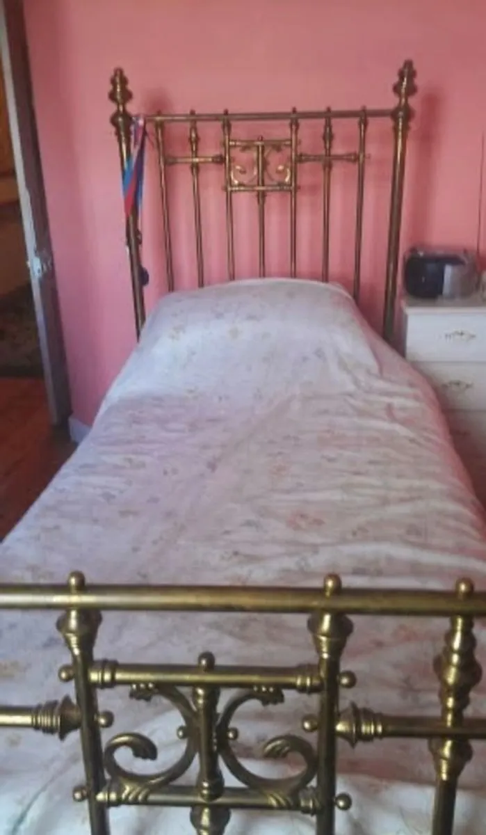 Victorian single brass bed including side rails, base and deep mattress - Image 4