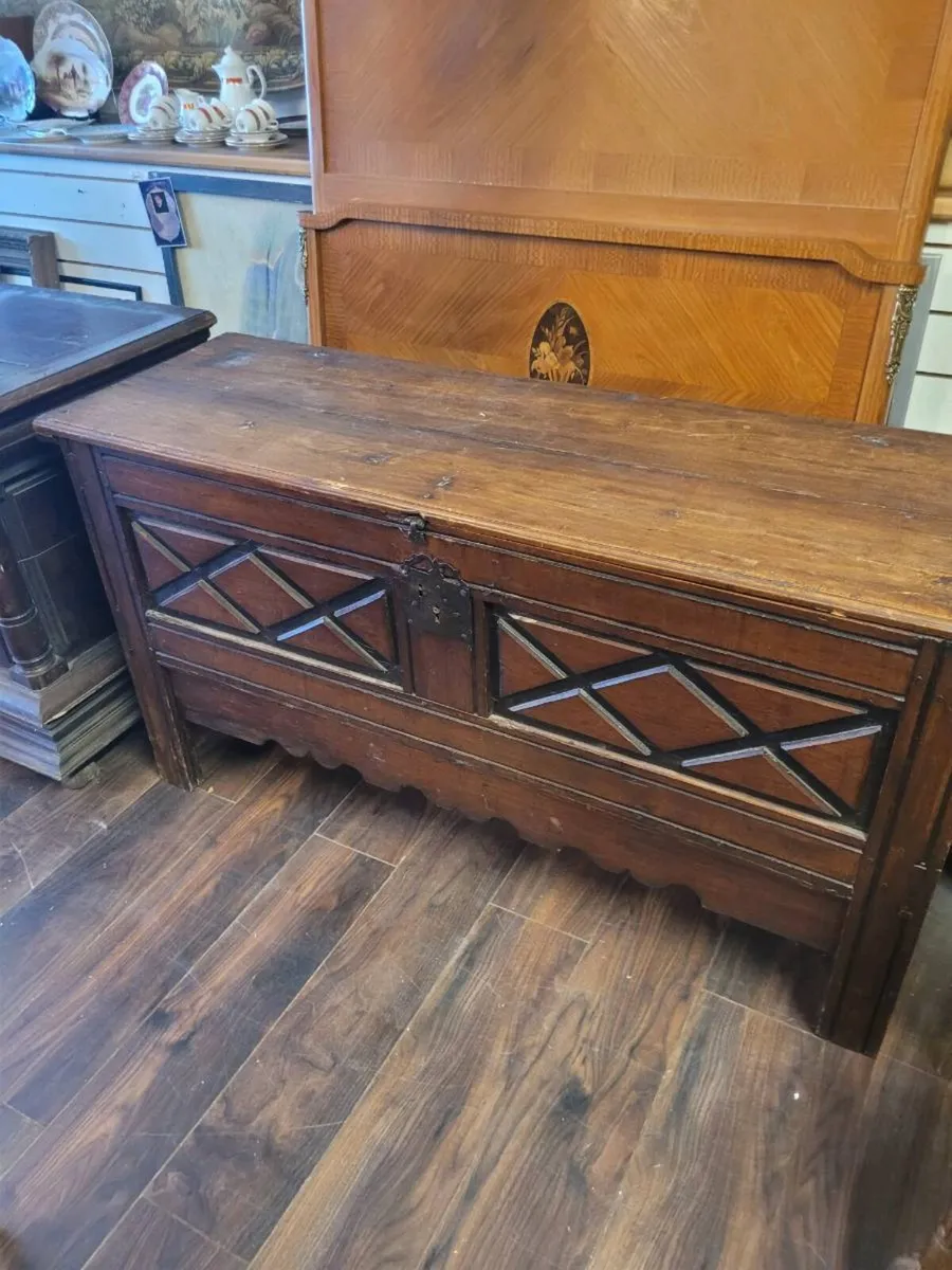 2 antique chests. 200 eu.each. - Image 2