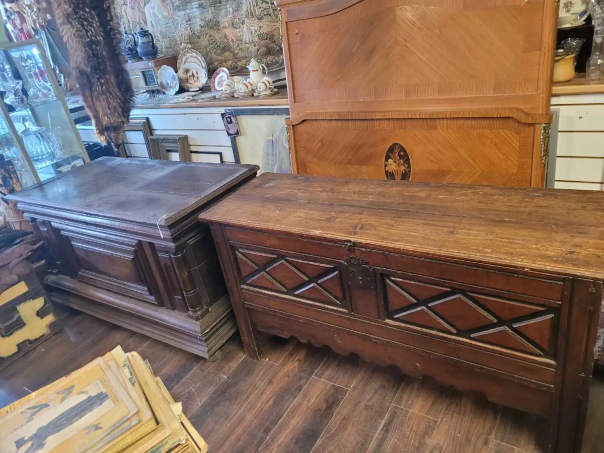 2 antique chests. 200 eu.each. - Image 1