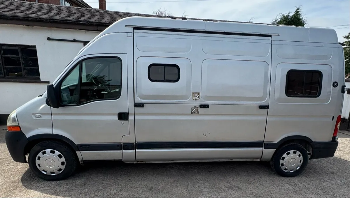 Renault Master 2 Stall Horsebox 2008 - Image 2