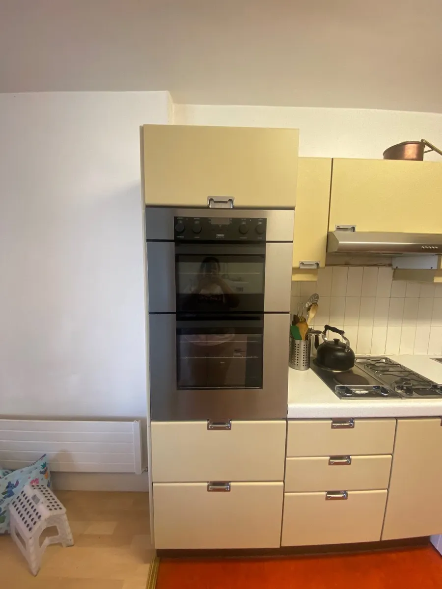 Kitchen units and white goods - Image 2