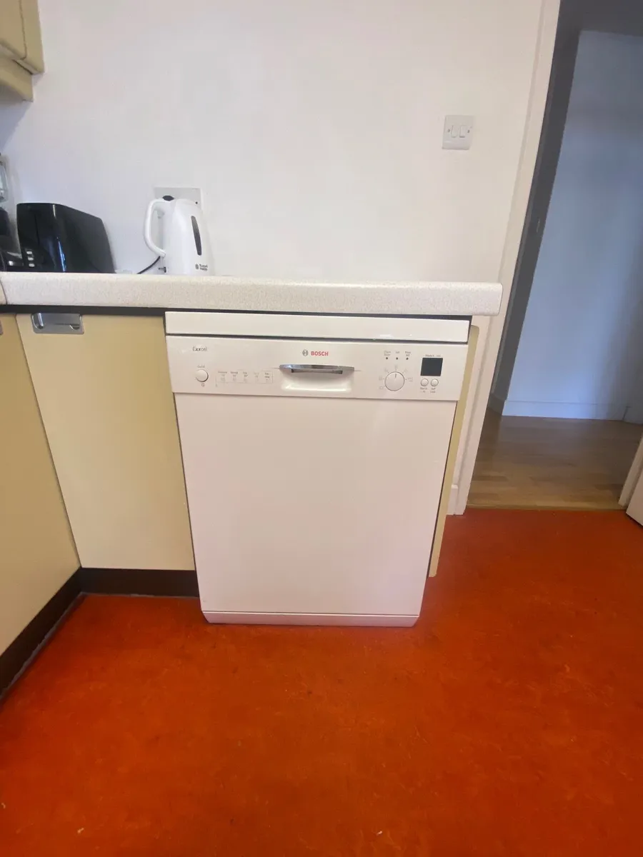 Kitchen units and white goods - Image 3