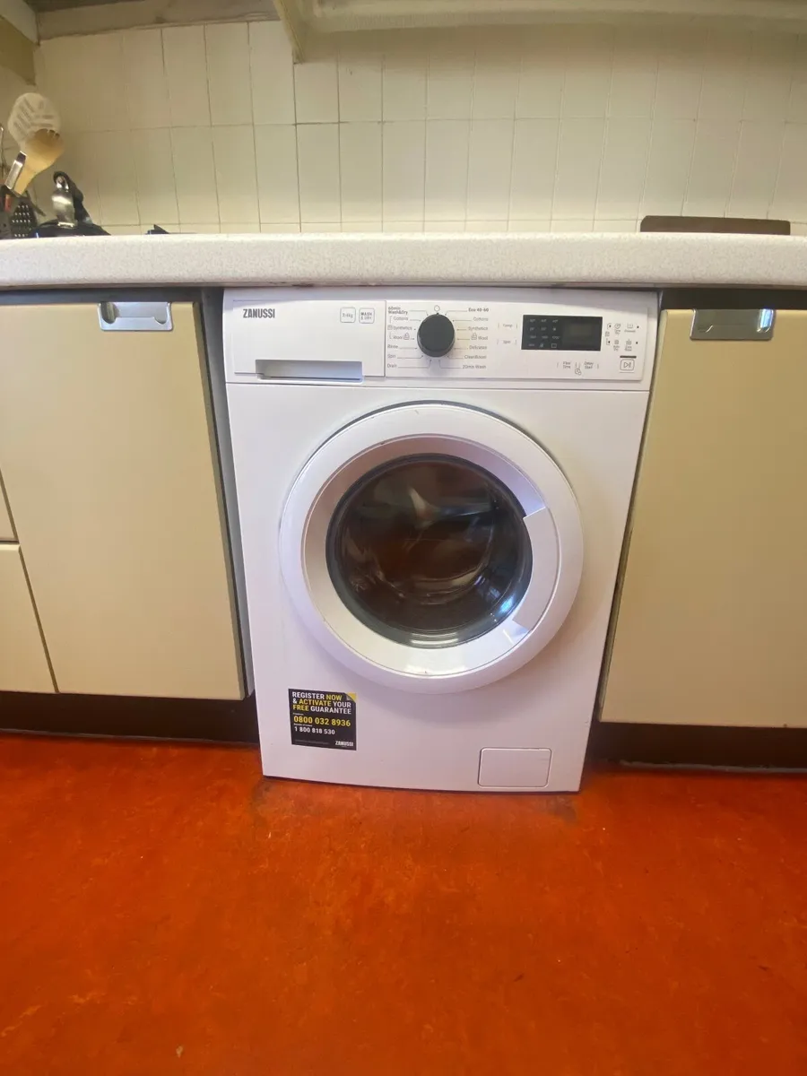 Kitchen units and white goods - Image 4