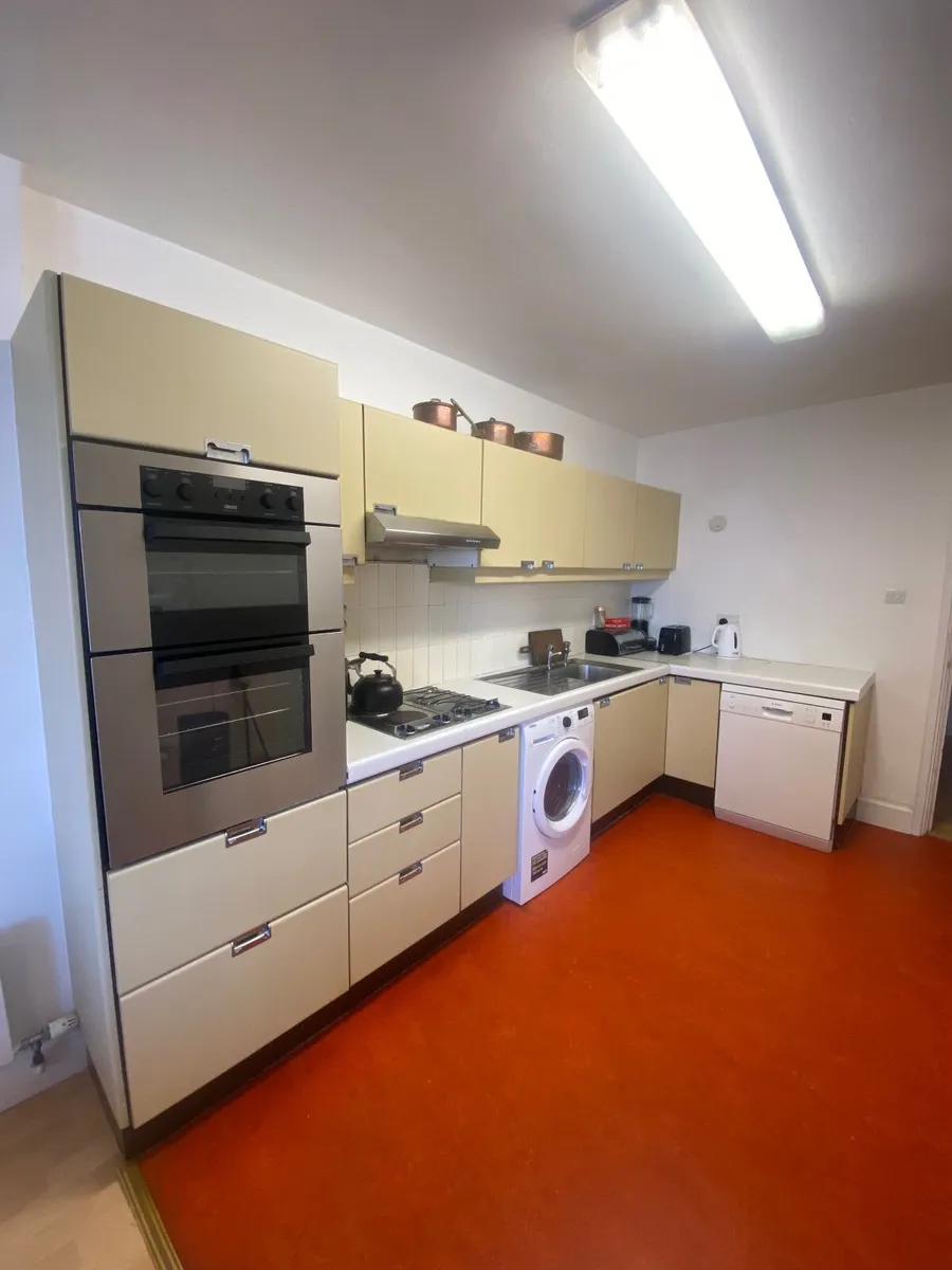 Kitchen units and white goods - Image 1