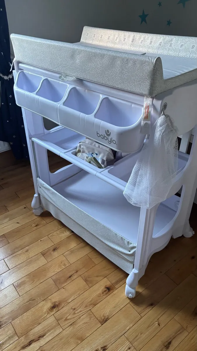 Babylo bath and baby changing table - Image 4