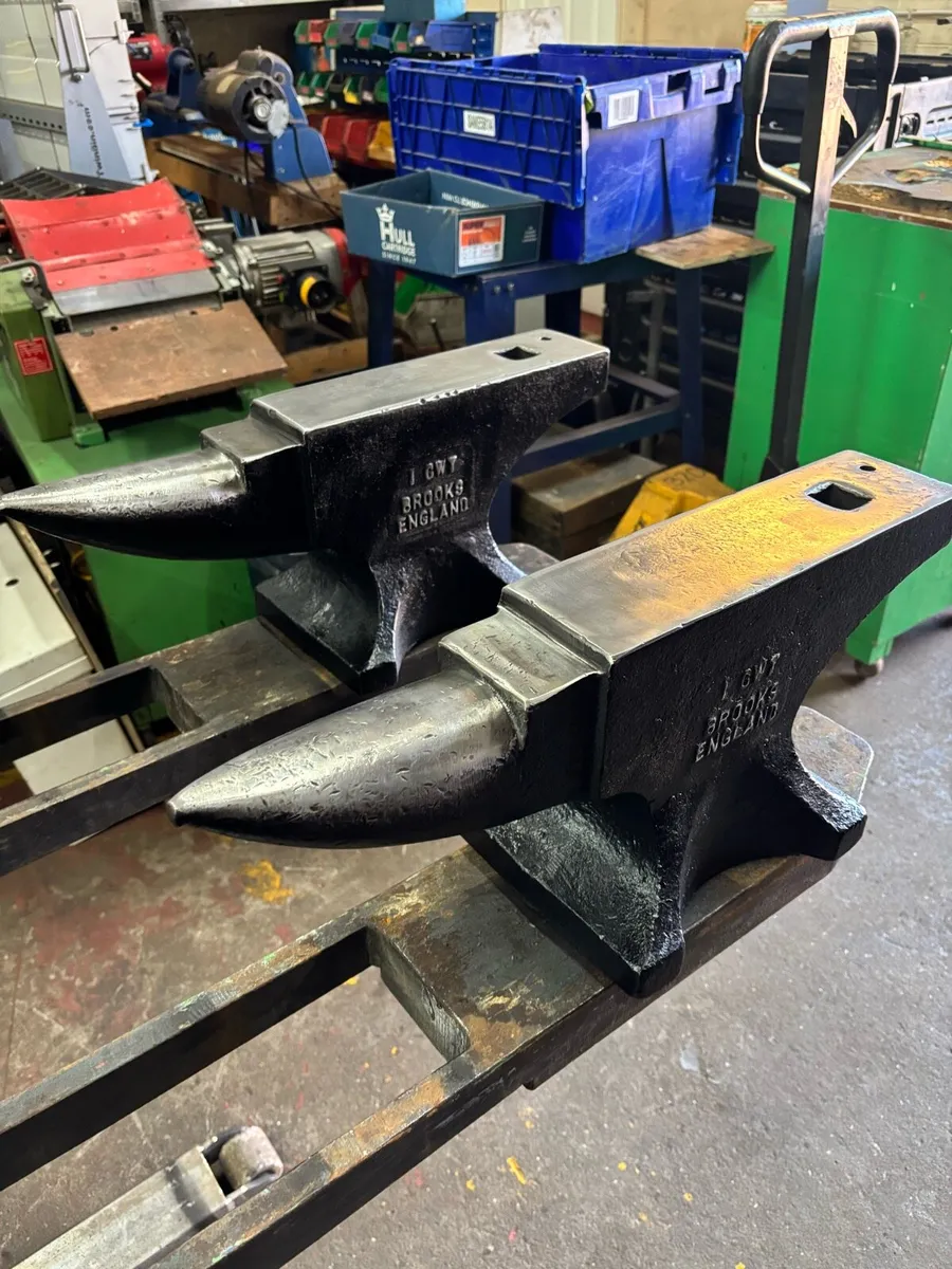 100CWT j Brooks ANVIL CAST STEEL - Image 2
