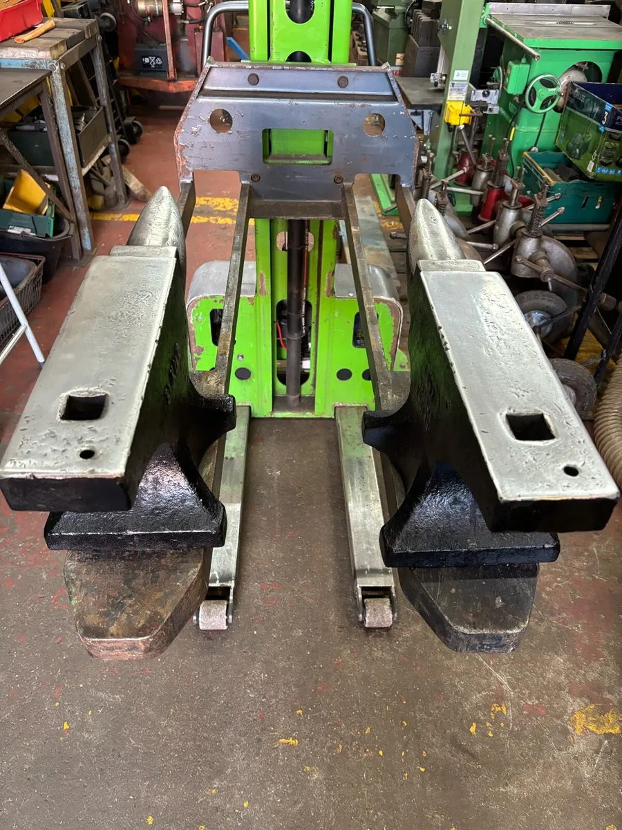100CWT j Brooks ANVIL CAST STEEL - Image 4