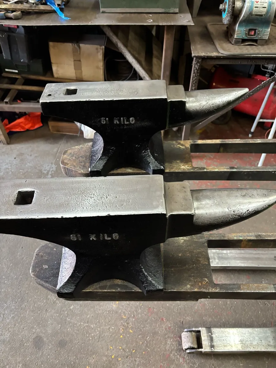 100CWT j Brooks ANVIL CAST STEEL - Image 1