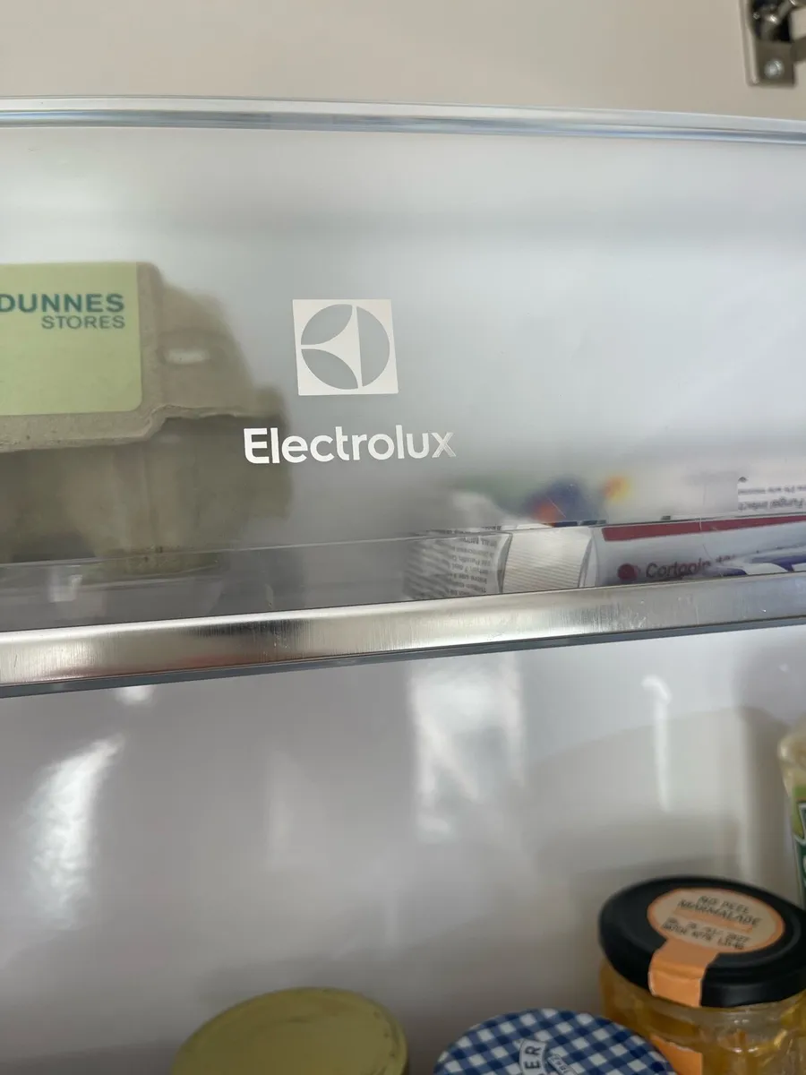 Electrolux integrated fridge / freezer - Image 3