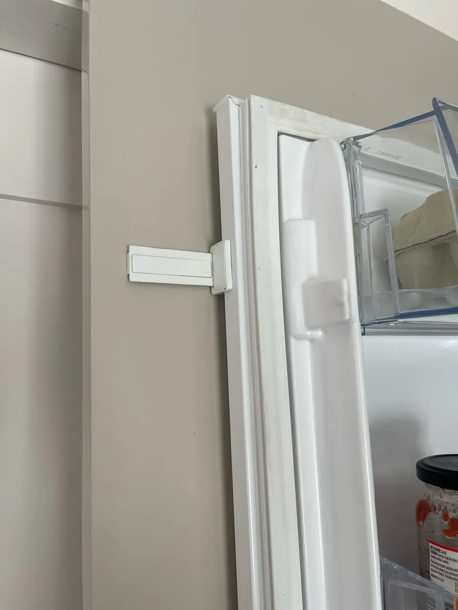 Electrolux integrated fridge / freezer - Image 4