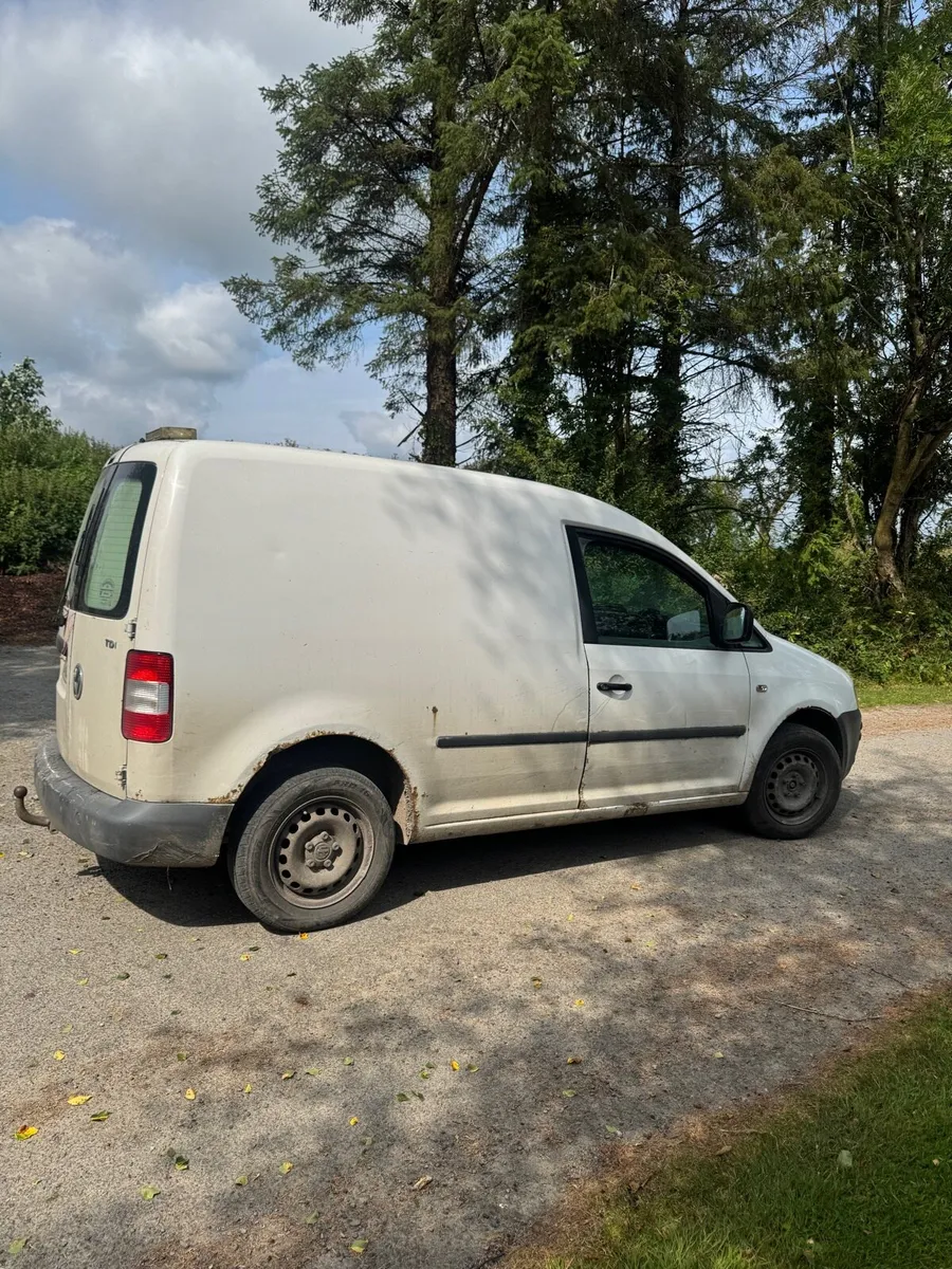 2010 caddy van - Image 4