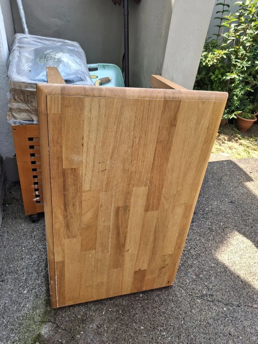 Coffee table and small chairs - Image 1