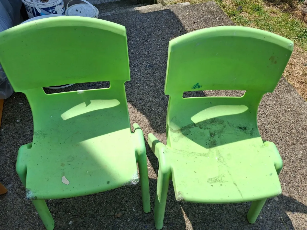 Coffee table and small chairs - Image 2