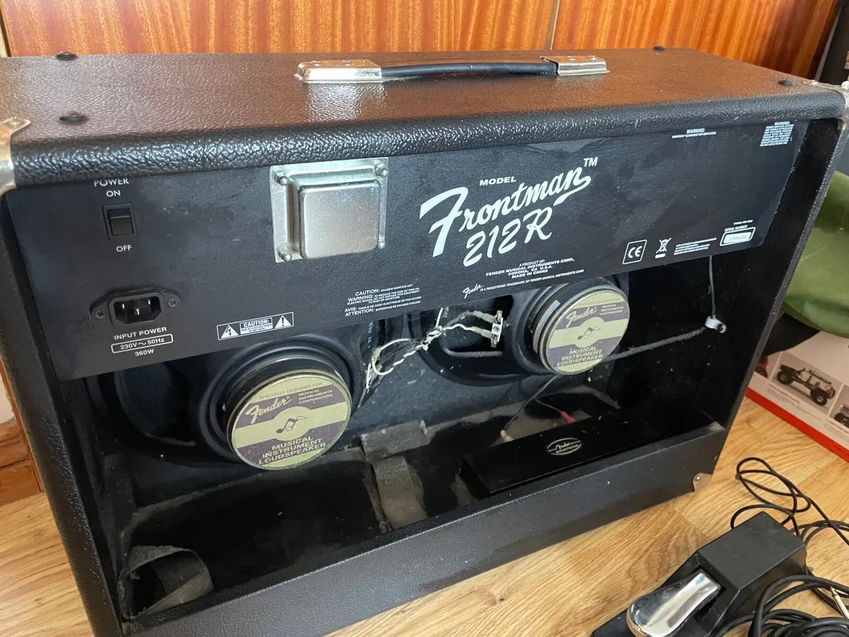 Fender frontman electric guitar amp with pedals - Image 2